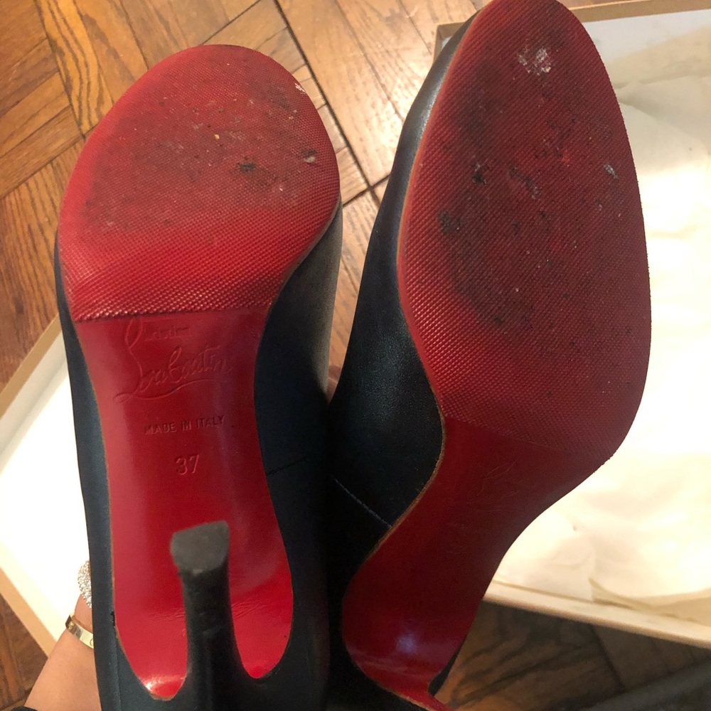 Simple pump from Louboutin. Box and dust bag included - Picture 4 of 9